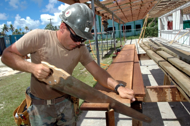 ebeniste-ROUGIERS-min_worker_construction_building_carpenter_male_job_build_helmet-893290